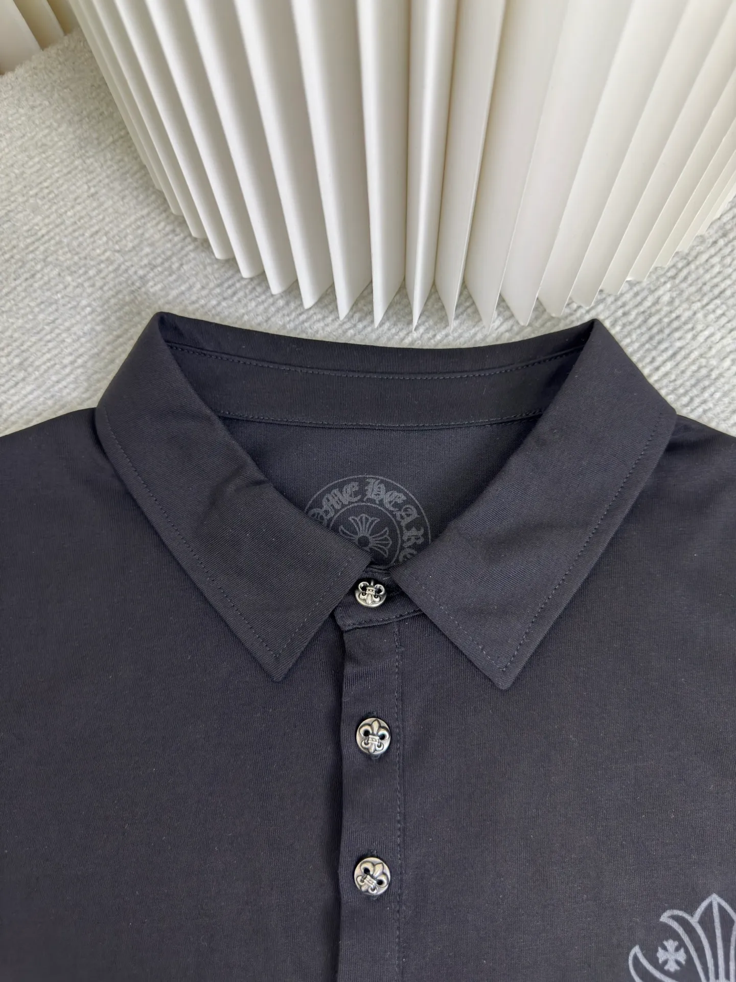 P240 Chrome Hearts Dark Pattern Cross Pattern Polo Short Sleeves Authentic Open Version - Physical Counter - Top Luxury Quality 🆚 Instant Sale of All Versions on the Market Fabric Made of Tailor-Dyeed 230G Cotton Fabric Cross Dark Pattern Scroll Printing on Chest Collar Hardware Mold Customized Accessories Size S M L